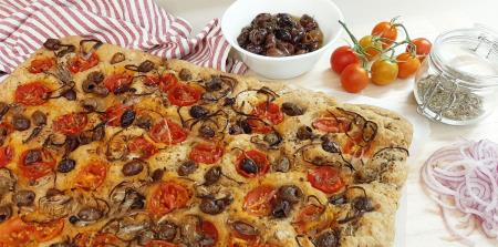 Focaccia integrale con pomodorini e olive taggiasche