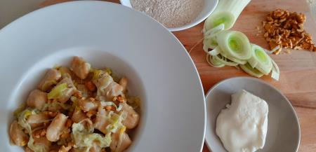 Gnocchi di farina integrale con porri stufati, crema di stracchino e noci