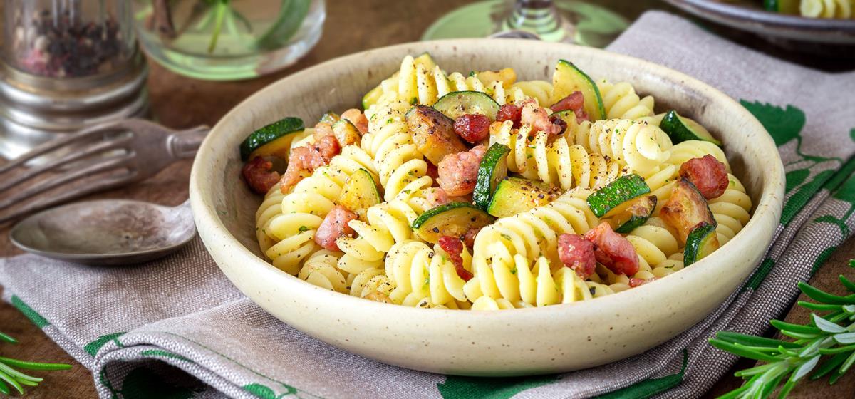 Fusilli con zucchine e pancetta