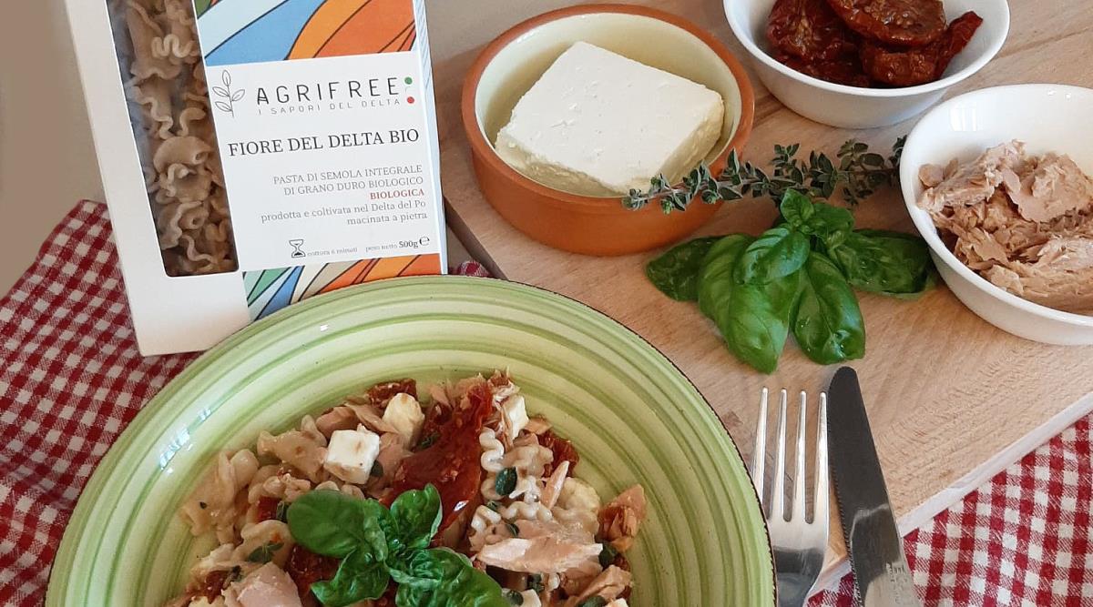 Pasta fredda integrale con pomodori secchi e tonno