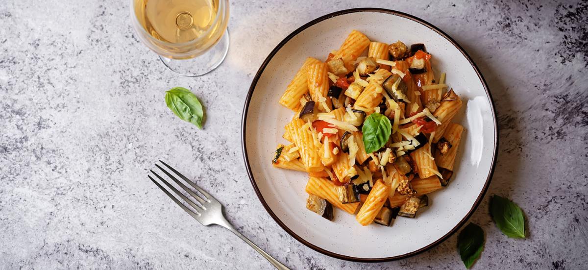 Pasta fredda: melanzane, pomodorini e parmigiano