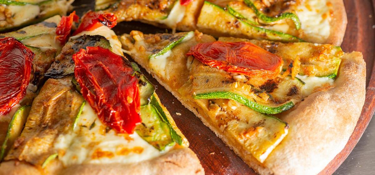 Pizza con farina integrale, ricotta, pomodori secchi e zucchine