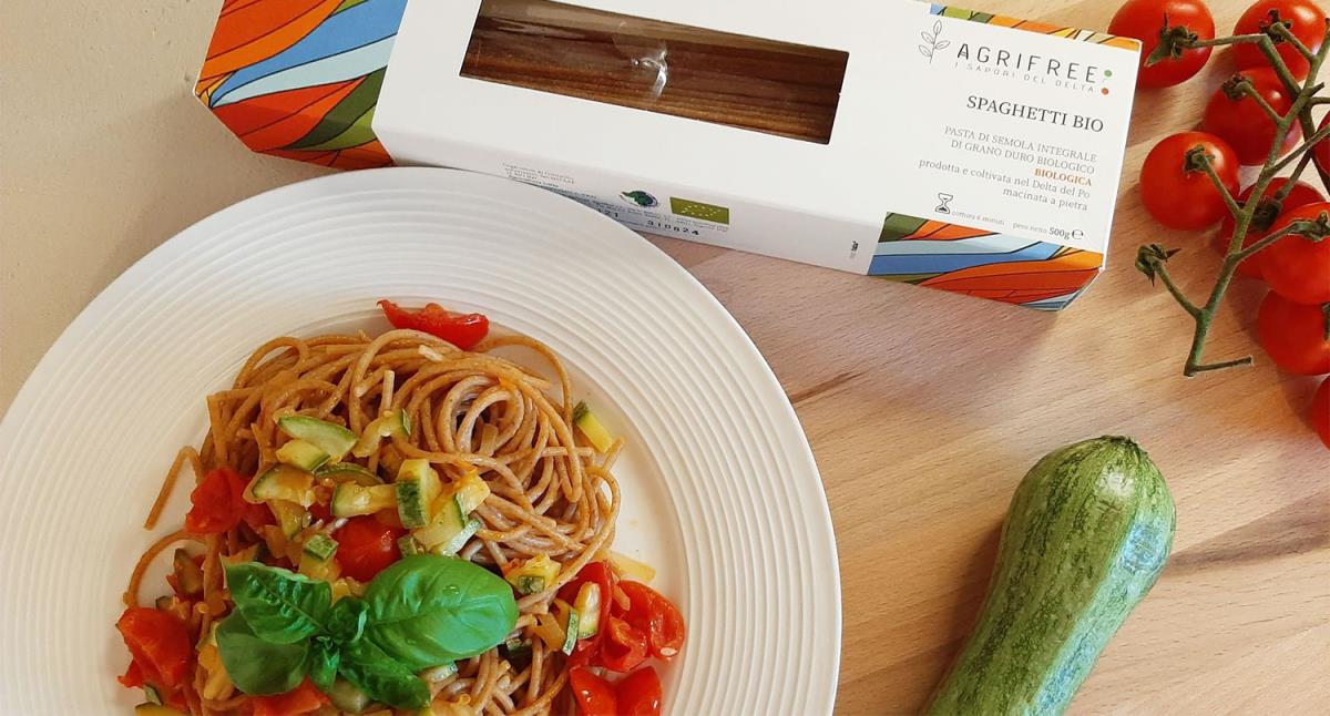 Spaghetti integrali con zucchine e pomodorini